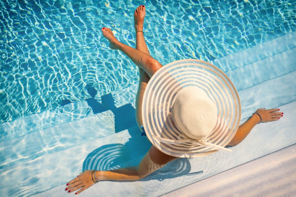 Femme qui se baigne à la piscine